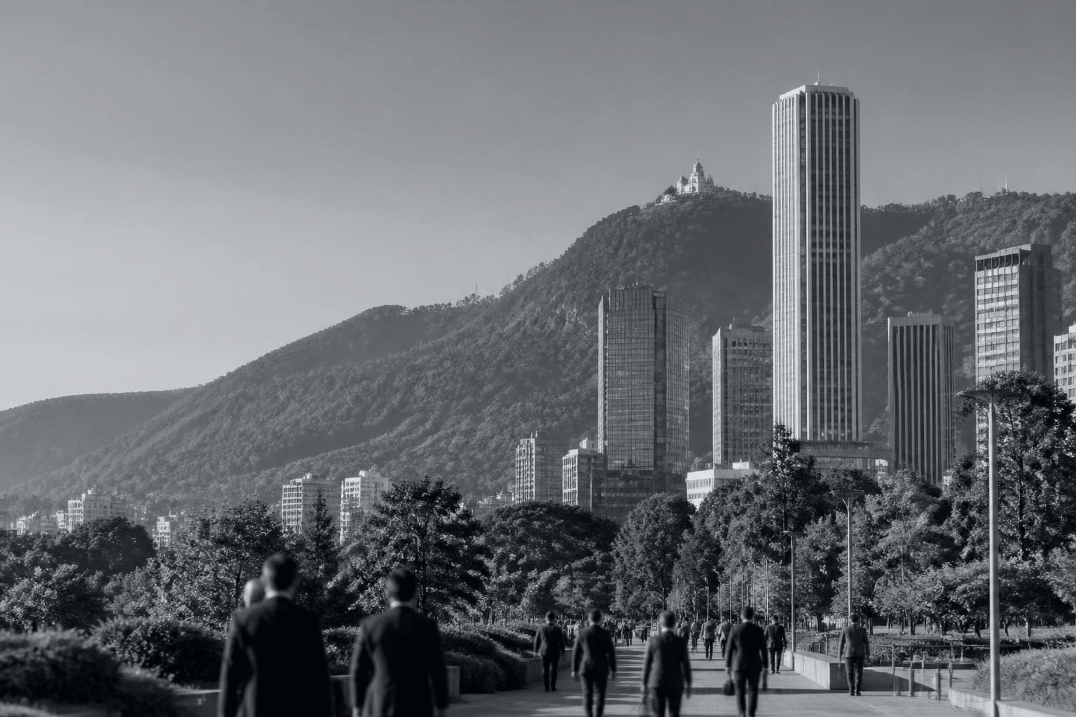 Centro Internacional de Bogotá y Monserrate en la mañana, con ejecutivos caminando